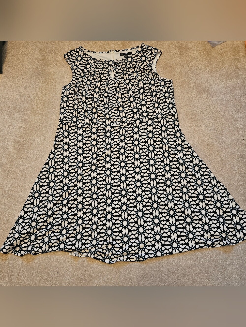 Maggy London Black & White Sleeveless Floral Fit-and-Flare Midi Dress